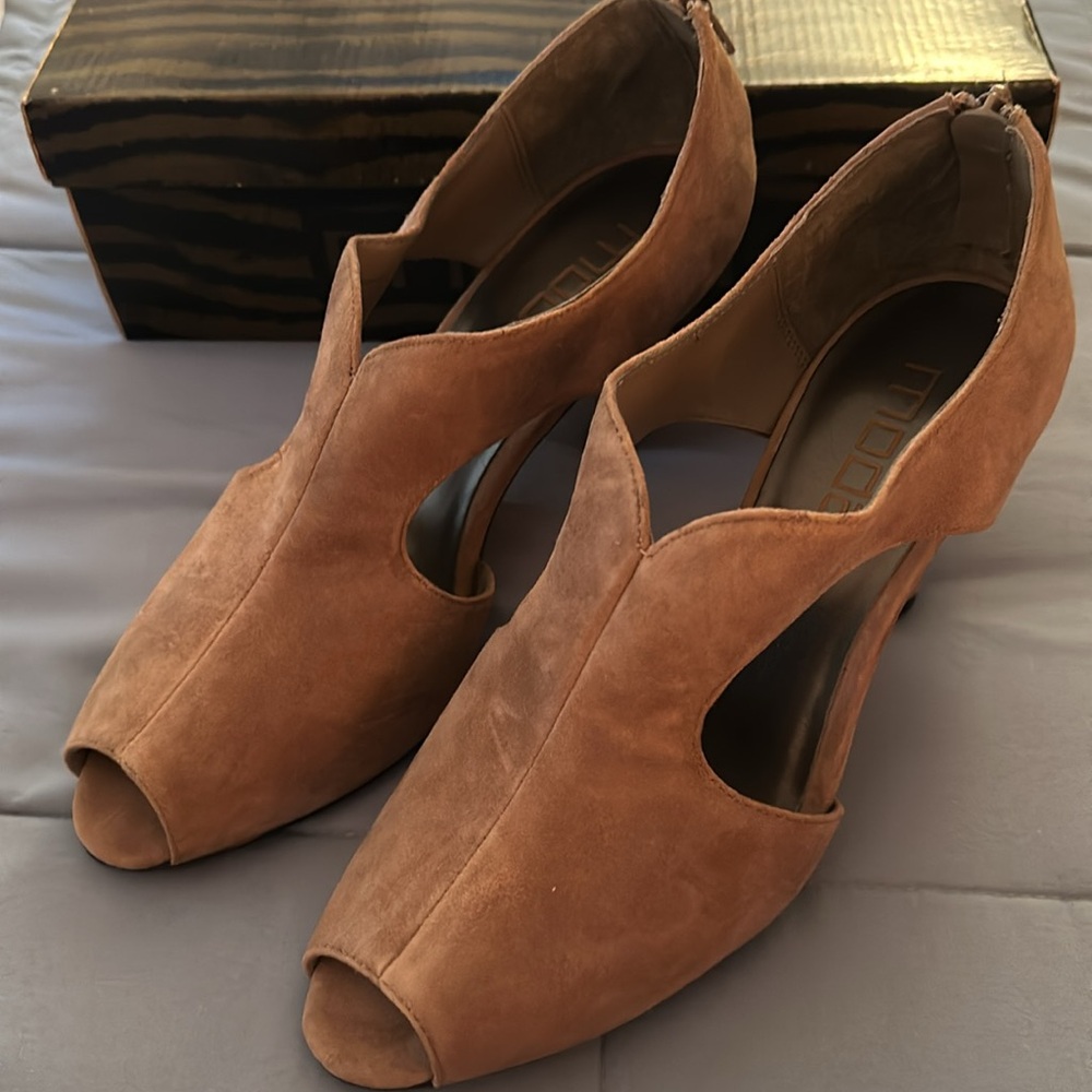 Moda Stone Kid Suede pumps. 9M. New in Box